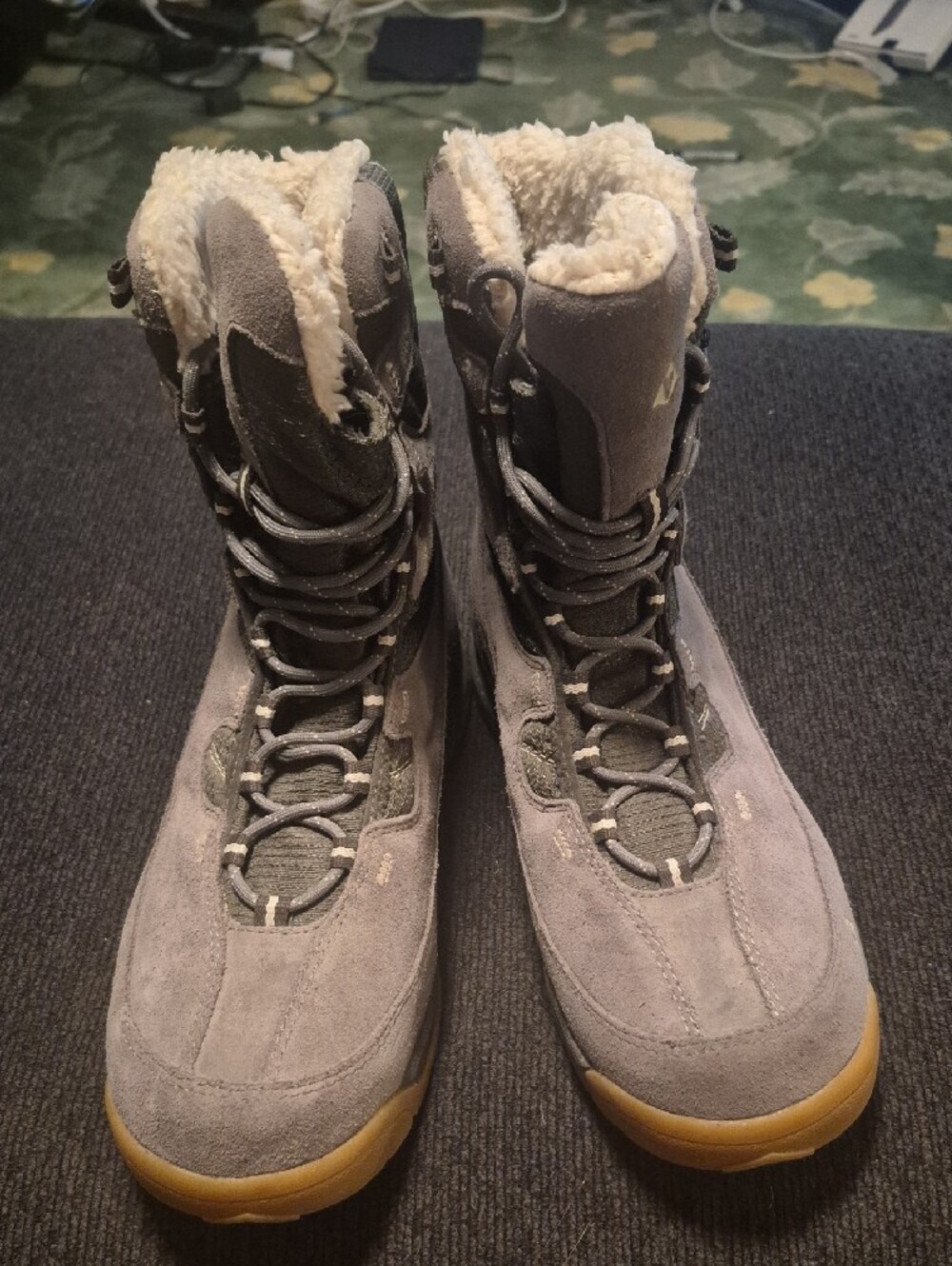 Vasque Gray Suede Winter Boots with Shearling Collar and Gum Sole - Picture 4 of 9